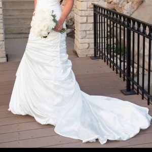 Color-Ivory.This dress creates a phenomenal figure! Has heavily ruched stretch.